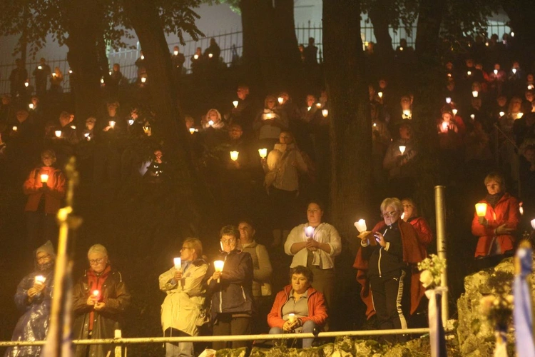 Nabożeństwo ze świecami podczas uroczystości Podwyższenia Krzyża Świętego