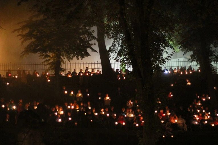 Nabożeństwo ze świecami podczas uroczystości Podwyższenia Krzyża Świętego