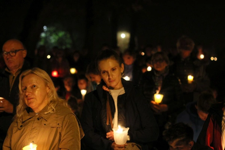 Nabożeństwo ze świecami podczas uroczystości Podwyższenia Krzyża Świętego