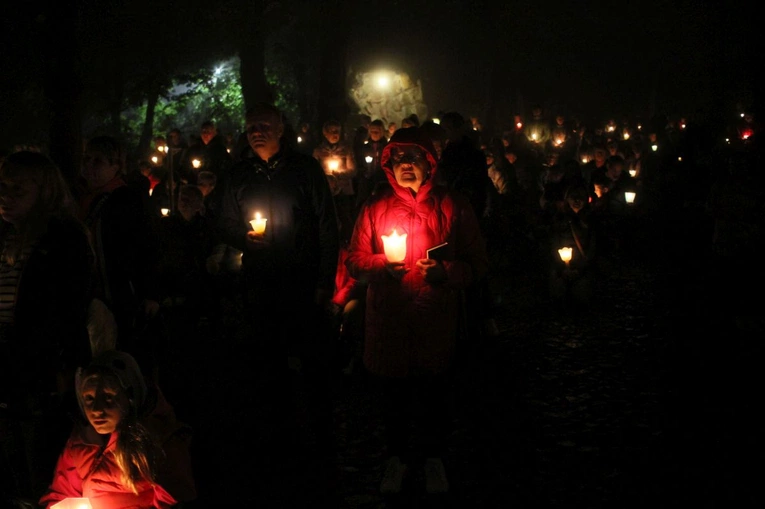 Nabożeństwo ze świecami podczas uroczystości Podwyższenia Krzyża Świętego