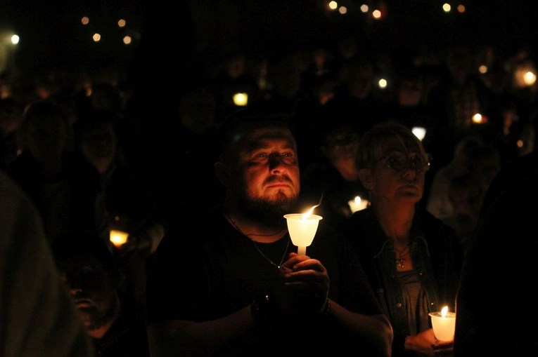 Nabożeństwo ze świecami podczas uroczystości Podwyższenia Krzyża Świętego
