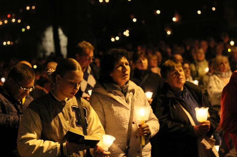 Nabożeństwo ze świecami podczas uroczystości Podwyższenia Krzyża Świętego