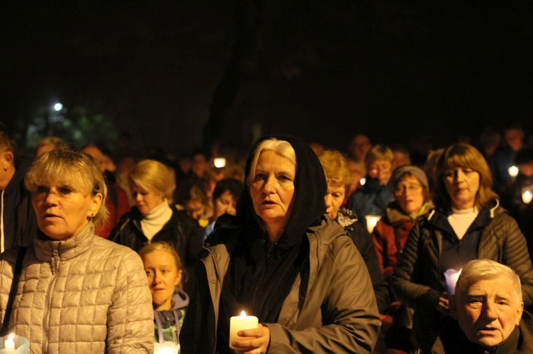 Nabożeństwo ze świecami podczas uroczystości Podwyższenia Krzyża Świętego