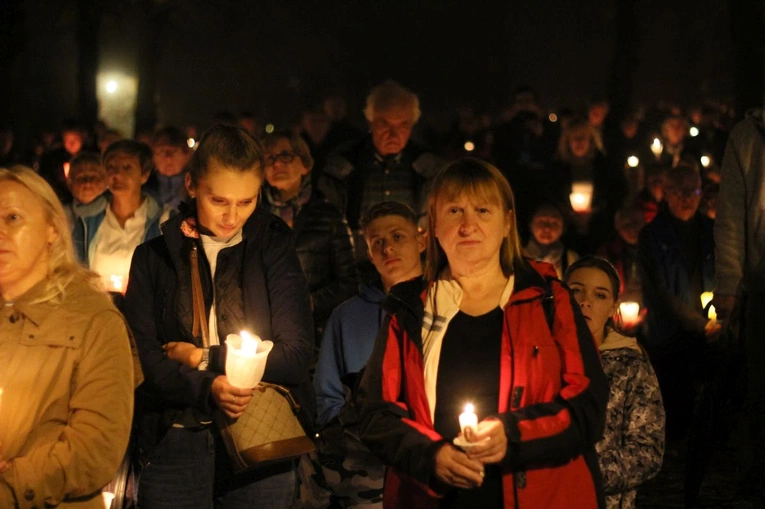 Nabożeństwo ze świecami podczas uroczystości Podwyższenia Krzyża Świętego