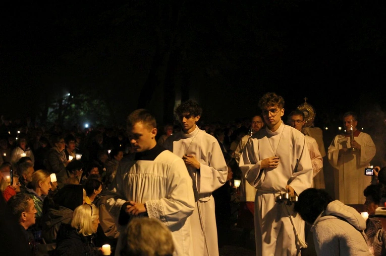 Nabożeństwo ze świecami podczas uroczystości Podwyższenia Krzyża Świętego