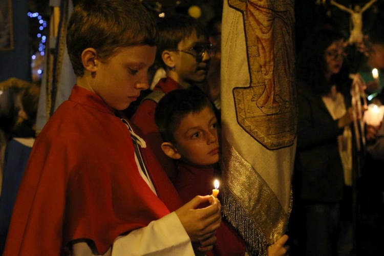 Nabożeństwo ze świecami podczas uroczystości Podwyższenia Krzyża Świętego