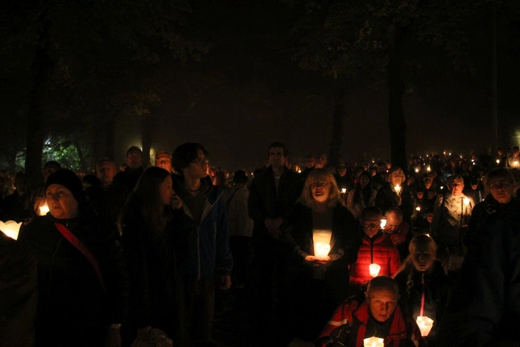 Nabożeństwo ze świecami podczas uroczystości Podwyższenia Krzyża Świętego