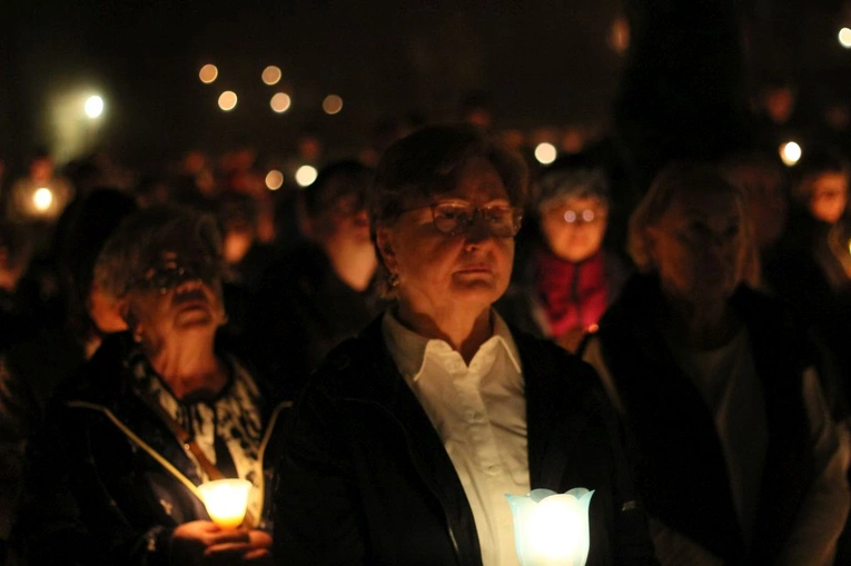 Nabożeństwo ze świecami podczas uroczystości Podwyższenia Krzyża Świętego