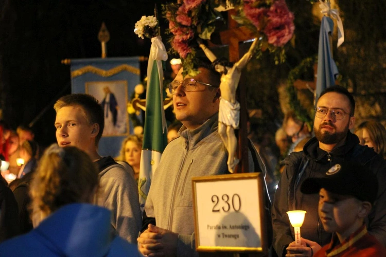 Nabożeństwo ze świecami podczas uroczystości Podwyższenia Krzyża Świętego