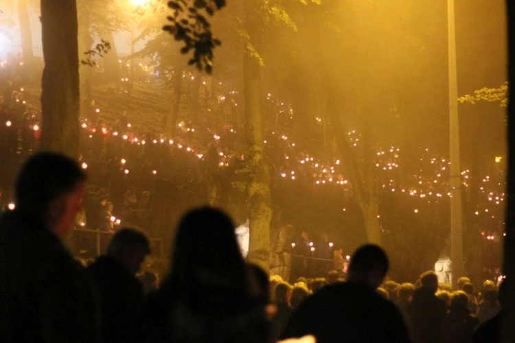 Nabożeństwo ze świecami podczas uroczystości Podwyższenia Krzyża Świętego