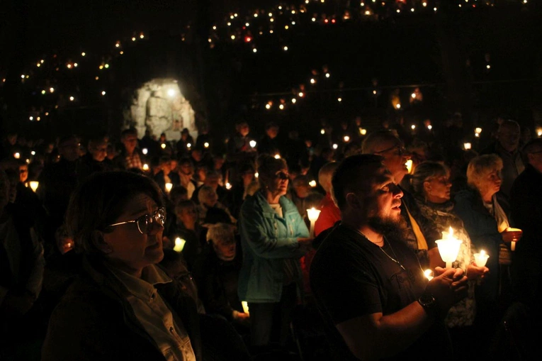 Nabożeństwo ze świecami podczas uroczystości Podwyższenia Krzyża Świętego