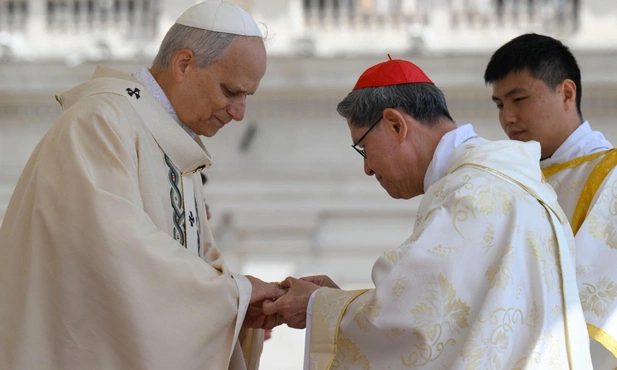 Moment nałożenia na palec papieża Leona Pierścienia Rybaka