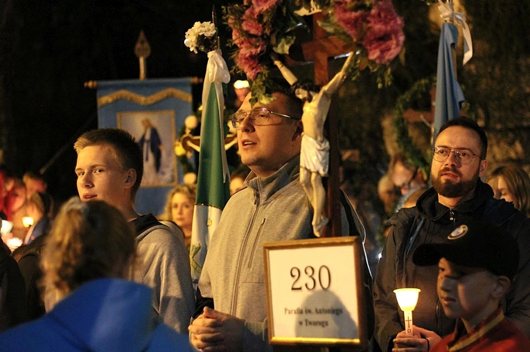 Nabożeństwo ze świecami podczas uroczystości Podwyższenia Krzyża Świętego