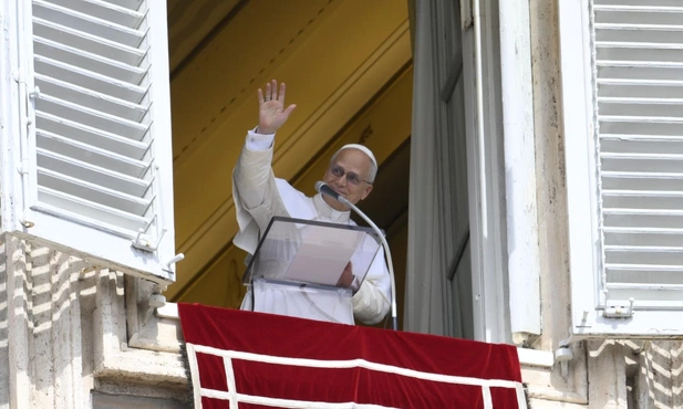 Papież Leon w oknie Pałacu Apostolskiego