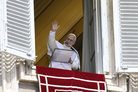 Papież Leon w oknie Pałacu Apostolskiego