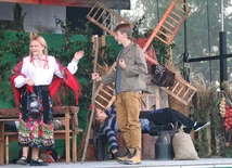 Sztukę wystawili członkowie grupy teatralnej Aktorzy Bo*Boży. 