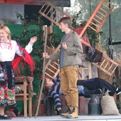 Sztukę wystawili członkowie grupy teatralnej Aktorzy Bo*Boży. 