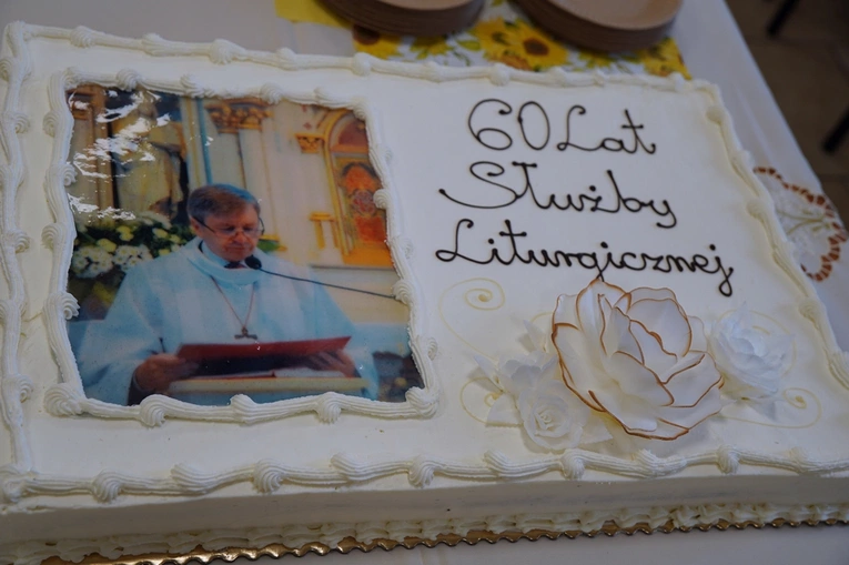 Od 60 lat pełni służbę przy ołtarzu