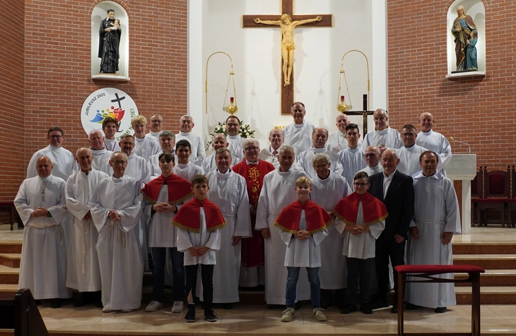 Od 60 lat pełni służbę przy ołtarzu