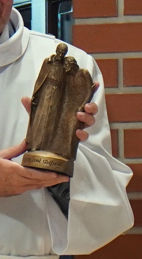 Od 60 lat pełni służbę przy ołtarzu