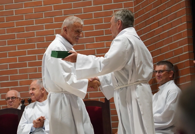 Od 60 lat pełni służbę przy ołtarzu