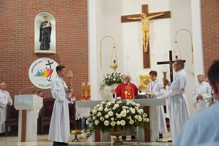 Od 60 lat pełni służbę przy ołtarzu