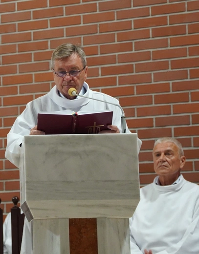 Od 60 lat pełni służbę przy ołtarzu