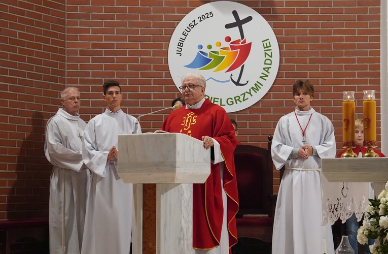 Od 60 lat pełni służbę przy ołtarzu