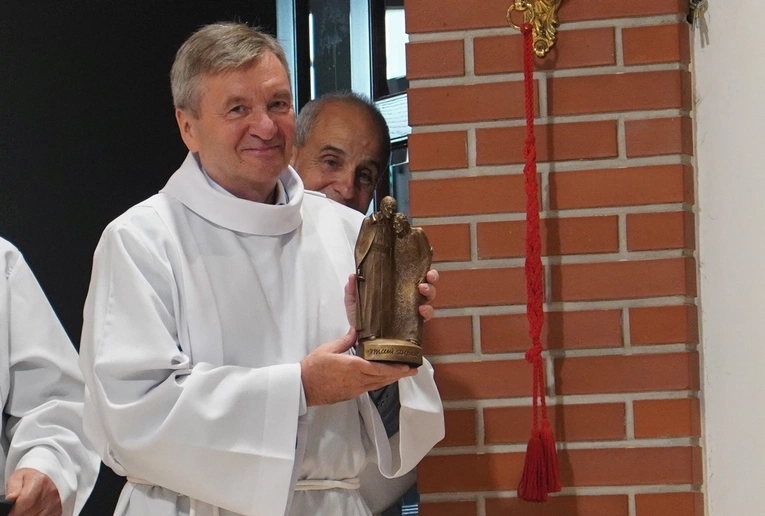 Od 60 lat pełni służbę przy ołtarzu