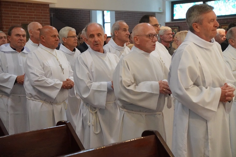 Od 60 lat pełni służbę przy ołtarzu