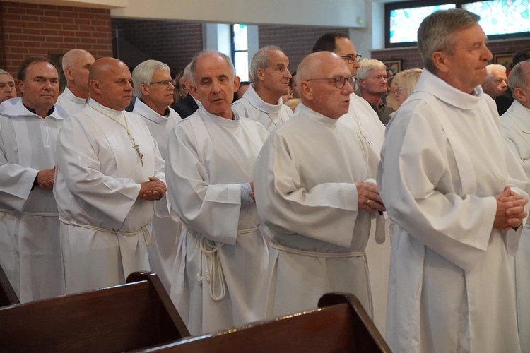 Od 60 lat pełni służbę przy ołtarzu