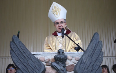 Bp Wojciech Osial zachęca do rozmów o wychowaniu - w rodzinie, wśród przyjaciół, bez negatywnych emocji.