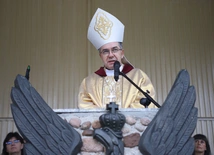 Bp Wojciech Osial zachęca do rozmów o wychowaniu - w rodzinie, wśród przyjaciół, bez negatywnych emocji.