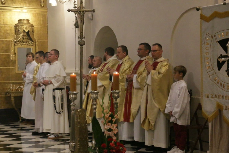 Spoglądając na krzyż