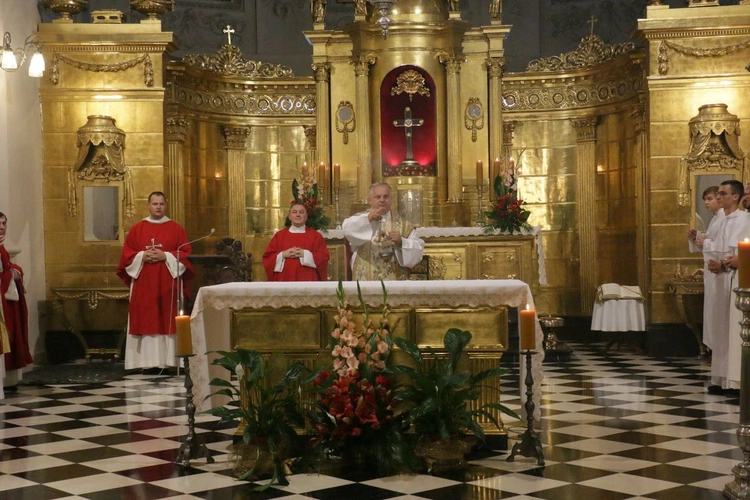 Spoglądając na krzyż