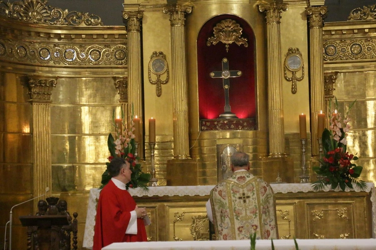 Spoglądając na krzyż