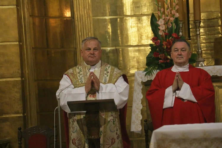 Spoglądając na krzyż