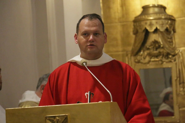 Spoglądając na krzyż