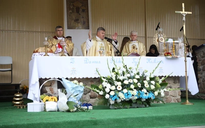 Przy stole eucharystycznym stanęli m.in. (od lewej) bp Wojciech Osial, abp Zbigniew Zieliński i ks. Mirosław Romanowski.