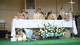 Przy stole eucharystycznym stanęli m.in. (od lewej) bp Wojciech Osial, abp Zbigniew Zieliński i ks. Mirosław Romanowski.