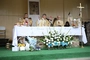 Przy stole eucharystycznym stanęli m.in. (od lewej) bp Wojciech Osial, abp Zbigniew Zieliński i ks. Mirosław Romanowski.