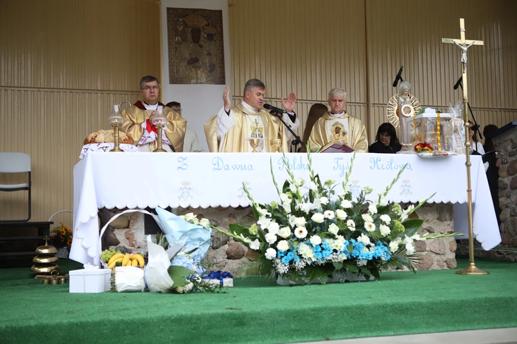Przy stole eucharystycznym stanęli m.in. (od lewej) bp Wojciech Osial, abp Zbigniew Zieliński i ks. Mirosław Romanowski.