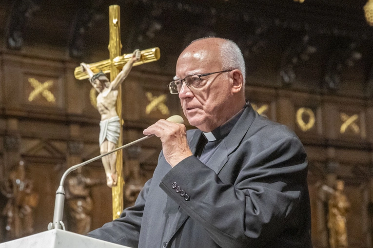 Ks. Waldemar Chrostowski o krzyżu w Starym i Nowym Testamencie