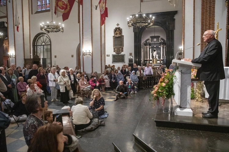 Ks. Waldemar Chrostowski o krzyżu w Starym i Nowym Testamencie