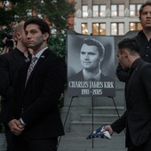 Charlie Kirk obnażał „opresyjną, pozbawioną humoru i zwyczajnie wrogą” kulturę lewicową i pomagał młodym ludziom wierzyć w to, w co wierzą
