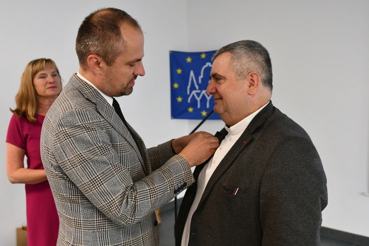 Złota odznaka za opiekę nad zabytkami dla proboszcza z Nowego Miasteczka