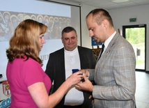 Proboszcz z Nowego Miasteczka otrzymał złotą odznakę "Za opiekę nad zabytkami"