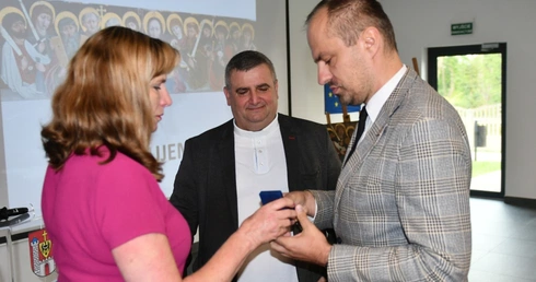 Proboszcz z Nowego Miasteczka otrzymał złotą odznakę "Za opiekę nad zabytkami"