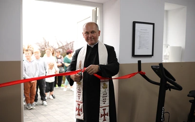 Ks. Witold Panek uroczyście otworzył i poświęcił nowy obiekt sportowy w parafii.