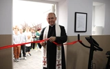 Ks. Witold Panek uroczyście otworzył i poświęcił nowy obiekt sportowy w parafii.